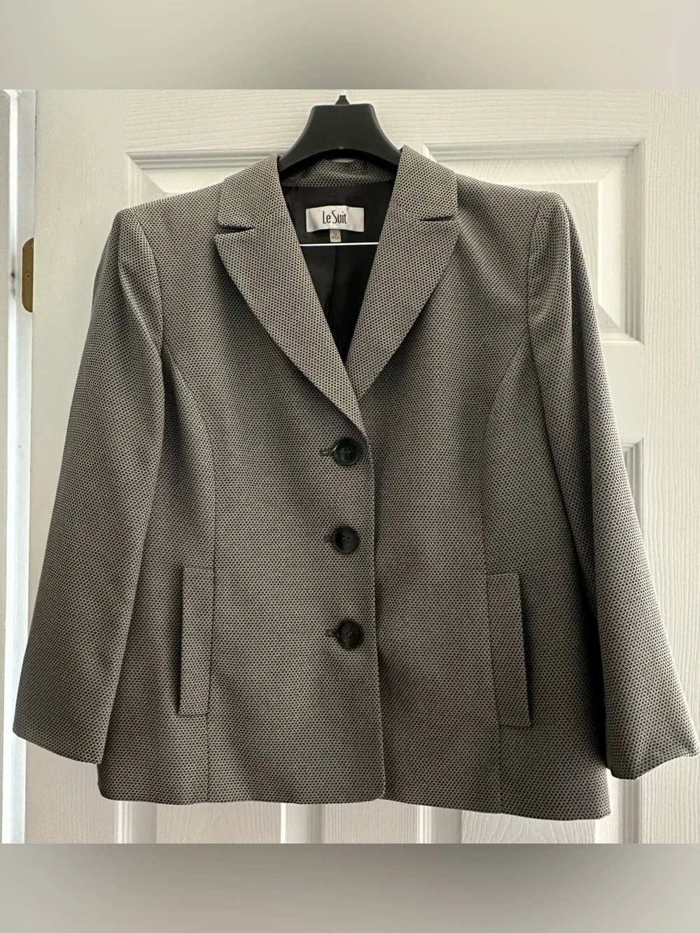 Gently worn Le Suit Women's Gray Textured 2 Piece 3/4 Sleeve Skirt Suit - Gray